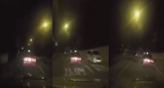 بالفيديو.. شبح يهاجم سيارة ويتسبب في اصطدامها بشجرة