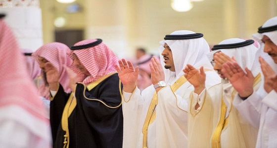نائب أمير الرياض يؤدي صلاة الميت على والدة الأمير ناصر بن فهد الفيصل الفرحان