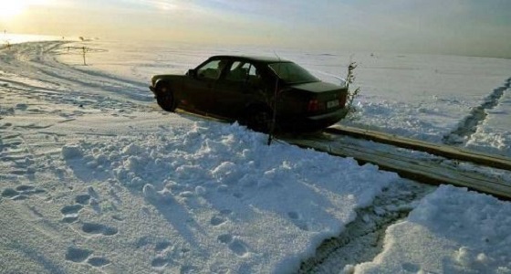 طريق جليدي يكسر كل قواعد المرور بالعالم
