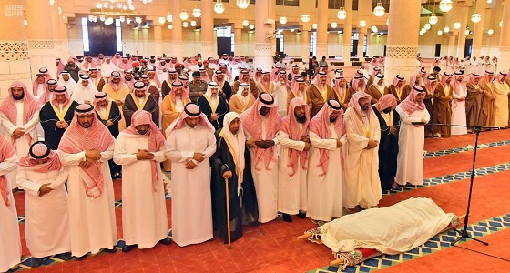 أمير الرياض يؤدي صلاة الميت على والدة الأمير سعود بن سلمان
