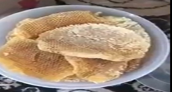 بالفيديو.. عمالة تبيع عسل مغشوش في شعيب عبيثران