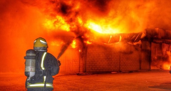 &#8221; الدفاع المدني &#8221; يسيطر على حريق اندلع بمستودع مواد كيماوية بجدة