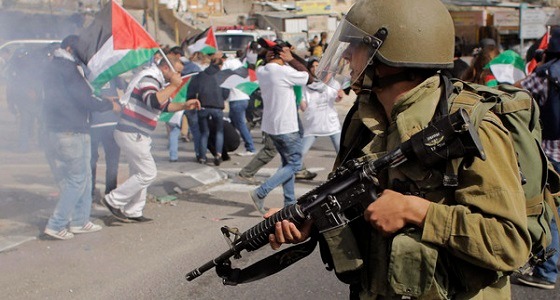 ” هنا الإرهاب ” .. إسرائيل لمستوطنيها: ” احملوا السلاح ضد مسيرات الفلسطينيين “