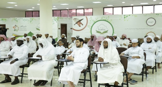 بالصور.. برامج وإجازات قرآنية مجانية لحفاظ القرآن عبر ” حافظ “