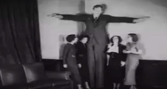 فيديو نادر لأطول رجل في التاريخ عام 1940م