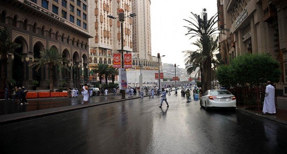 هطول أمطار رعدية مصحوبة برياح نشطة على مكة