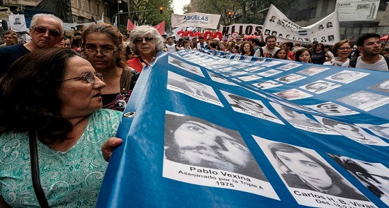 بالصور.. تظاهرات بالأرجنتين للتذكير بجرائم الديكتاتور خورخى فيديلا