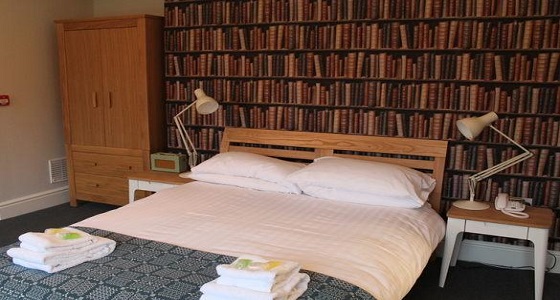 بالصور.. مكتبة تتيح إقامة فندقية وسط الكتب للتأمل