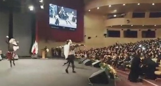 بالفيديو .. إيران تتوعد باعتقال فتيات رقصن أمام مسؤول