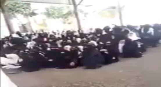 بالفيديو.. فتيات يمنيات تتحدين ميليشيا الحوثي في المدارس