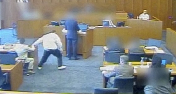 بالفيديو.. لحظة قتل عضو عصابة عقب تعديه على شاهد داخل المحكمة