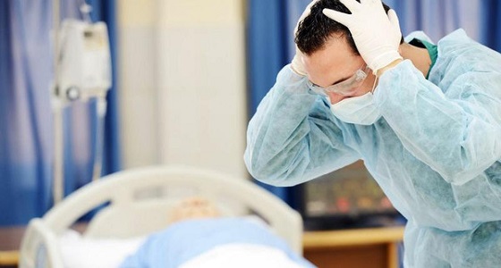 طبيب يجري جراحة دماغية للمريض الخطأ