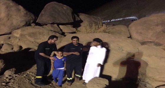 إنقاذ طفل علق في قمة جبل بمركز العسيبي بعفيف