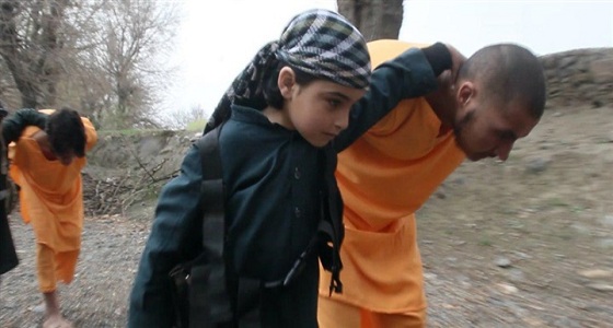 بالصور.. داعش يستخدم طفلين في إعدام شخصين