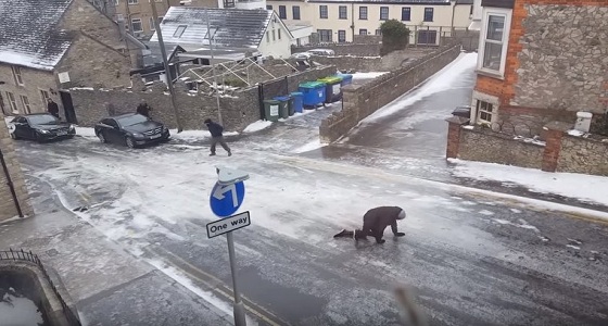 فيديو طريف لمارة يعانون من السير على منحدر يغطيه الجليد