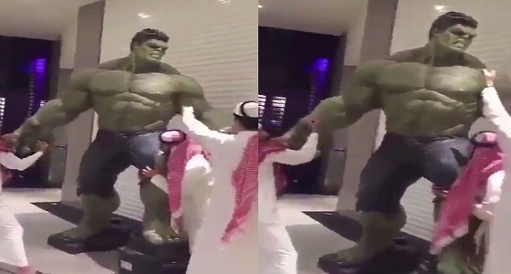 بالفيديو.. هوشة غريبة لـ 3 شبان سعوديين مع  ” Hulk ” بالكويت
