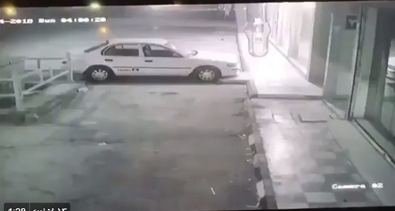 بالفيديو.. رجل أمن يحبط سرقة صيدلية بالرياض ويوقف اللصوص ببراعة