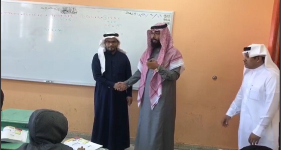 بالفيديو.. معلم بتبوك يقطع إجازته المرضيه ليعود لطلابه.. وقائد المدرسة يشكره