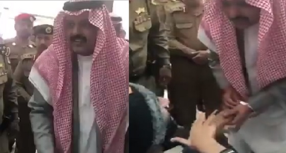 بالفيديو.. أمير حائل يمنح ساعته الشخصية لأحد المرضى