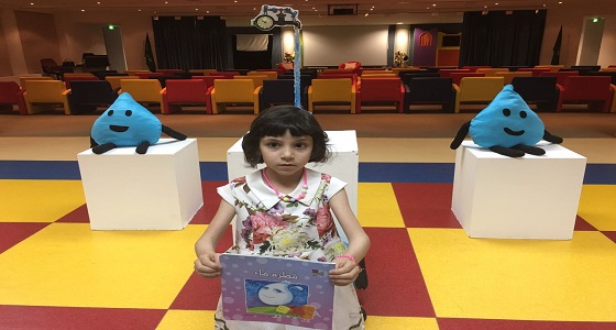 بالصور… كاتبة توقع على ” قطرة ماء ” في مكتبة الملك عبد العزيز