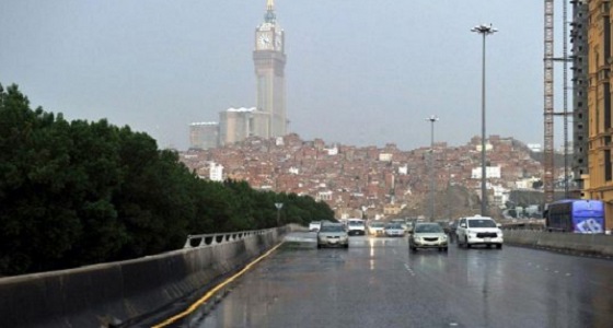 هطول أمطار رعدية مصحوبة برياح نشطة على مكة