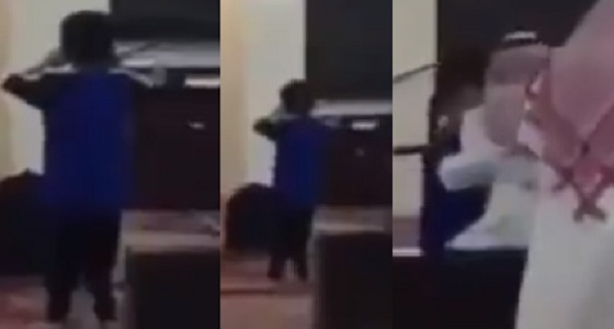 بالفيديو.. طفل يؤذن لصلاة الفجر بصوت عذب