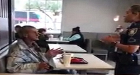 بالفيديو.. طرد مشرد من ماكدونالدز يثير الغضب بمواقع التواصل