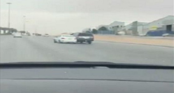 بالفيديو.. مطاردة بين 3 سيارات تنتهي بحادث بالرياض