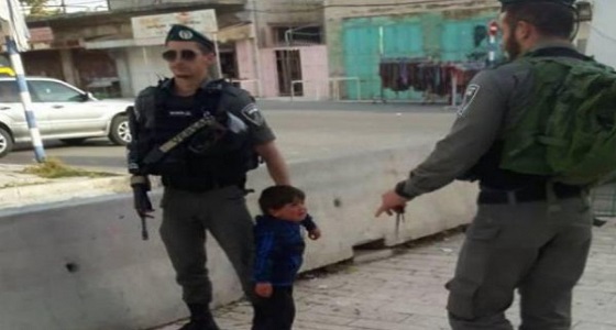 بالفيديو.. قوات الاحتلال تعتقل طفل عمره 3 سنوات