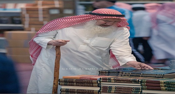 &#8221; عصا &#8221; المعرفة والقراءة تحمل مسنا على التجول في معرض الرياض الدولي للكتاب
