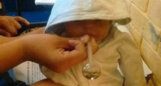 بالصورة.. طفل يدخن المخدرات