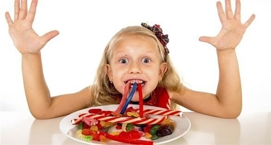 خبراء يحددون الكمية المناسبة من السكر للأطفال يوميًا