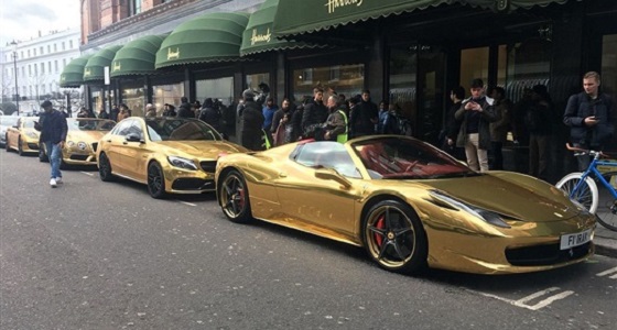 بالصور.. سيارات ذهبية تثير ذهول المواطنين في بريطانيا