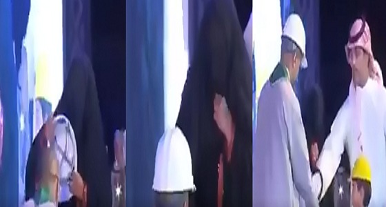 بالفيديو.. أروع مشهد بحفل خريجي جامعة الملك خالد.. أبطاله: أم وابنها والأمير