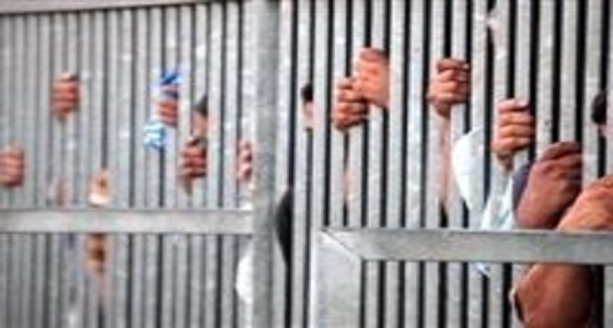 صورة توضح المعاملة غير الآدمية للمعتقلين في سجون إيران