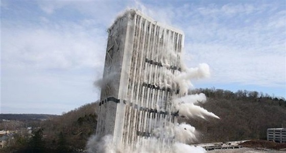 بالفيديو .. انهيار أطول مبنى بفرانكفورت فى 5 ثوان