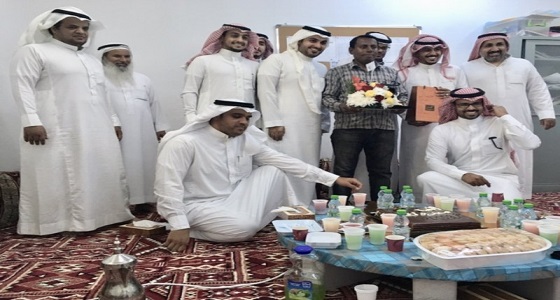 مدرسة بالمدينة تحتفل بعامل نظافة رزق بمولوده الأول بعد 12 عامًا