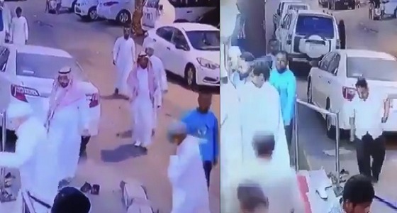 بالفيديو.. كاميرا مراقبة توثق سرقة عصابة للمصلين أمام مسجد