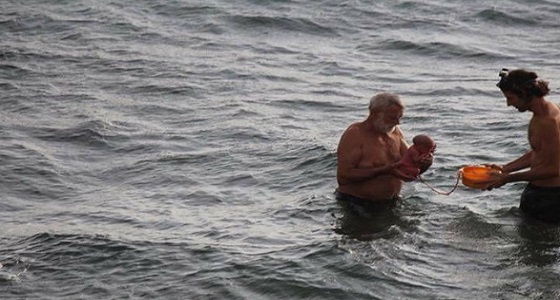 سائحة تلد طفلها في مياه البحر