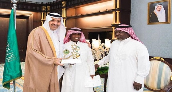 أمير الباحة يكرّم طفلاً أميناً لإعادته 15 ألف ريال