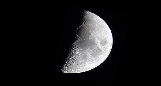 ” فلكية جدة ” : القمر سيصل مرحلة التربيع الأول اليوم