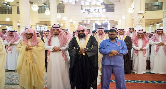 أمير الرياض ونائبه يؤديان صلاة الميت على الأمير محمد بن عبدالعزيز بن عياف
