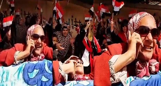 بالفيديو.. سيدة مصرية تنهار من فرط حبها لـ &#8221; السيسي &#8220;