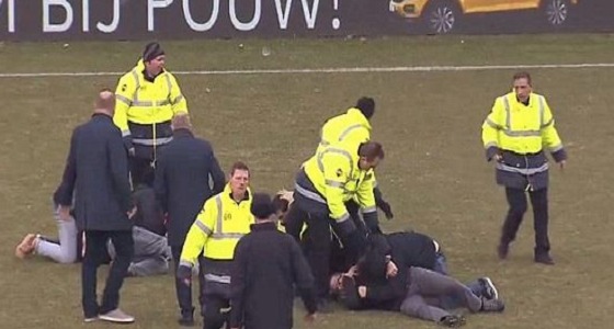 في واقعة مثيرة الجماهير تعتدي على لاعبي أحد الفرق الهولندية ” صور “