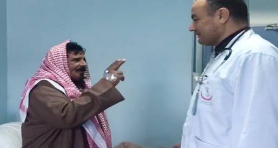 بالفيديو.. شاعر يقنع طبيبه بخروجه من المستشفى بطريقة مُضحكة