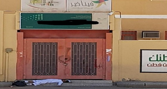 صورة طالب نائم أمام باب مدرسة تثير الجدل