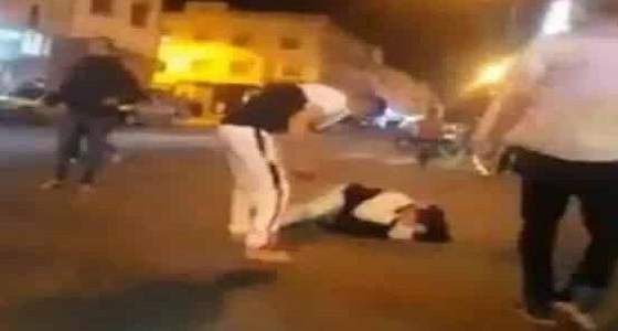 بالفيديو..رجل يضرب زوجته بآلة حادة في الشارع..والمارة يكتفون بالتصوير