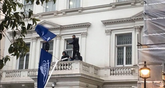 بالفيديو.. متظاهرون يقتحمون سفارة طهران في لندن وينزلون العلم الإيراني