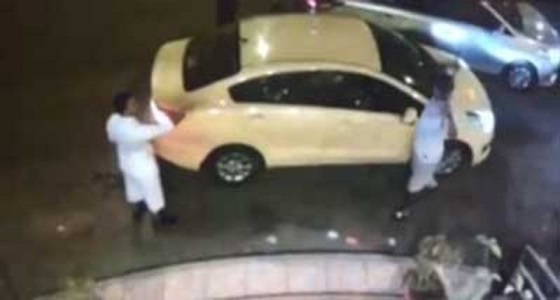 بالفيديو.. 3 شبان يعرقلون السير ويعتدون على شخص ليسرقوه بجدة