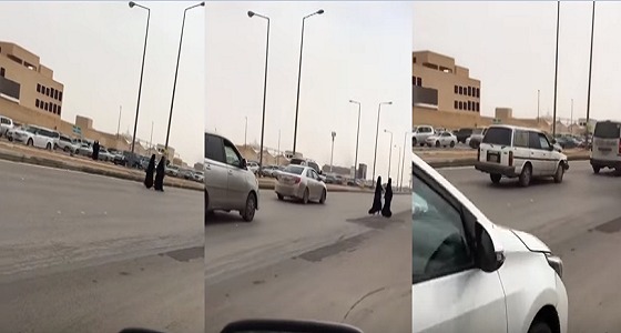 بالفيديو.. طالبات يخاطرن بحياتهن ويعبرن الطريق أمام جامعة الإمام
